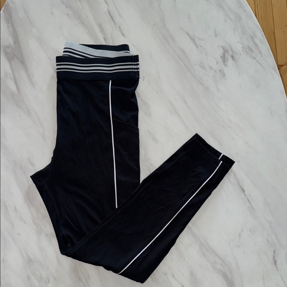 Lou & Grey Black and White Leggings with Tapered Fit